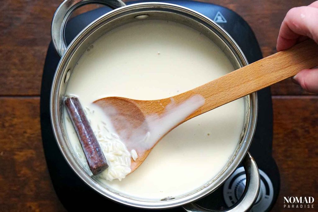 Arroz con leche step by step (adding evaporated milk).