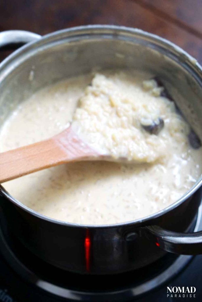 Arroz con leche step by step (simmering the rice pudding).