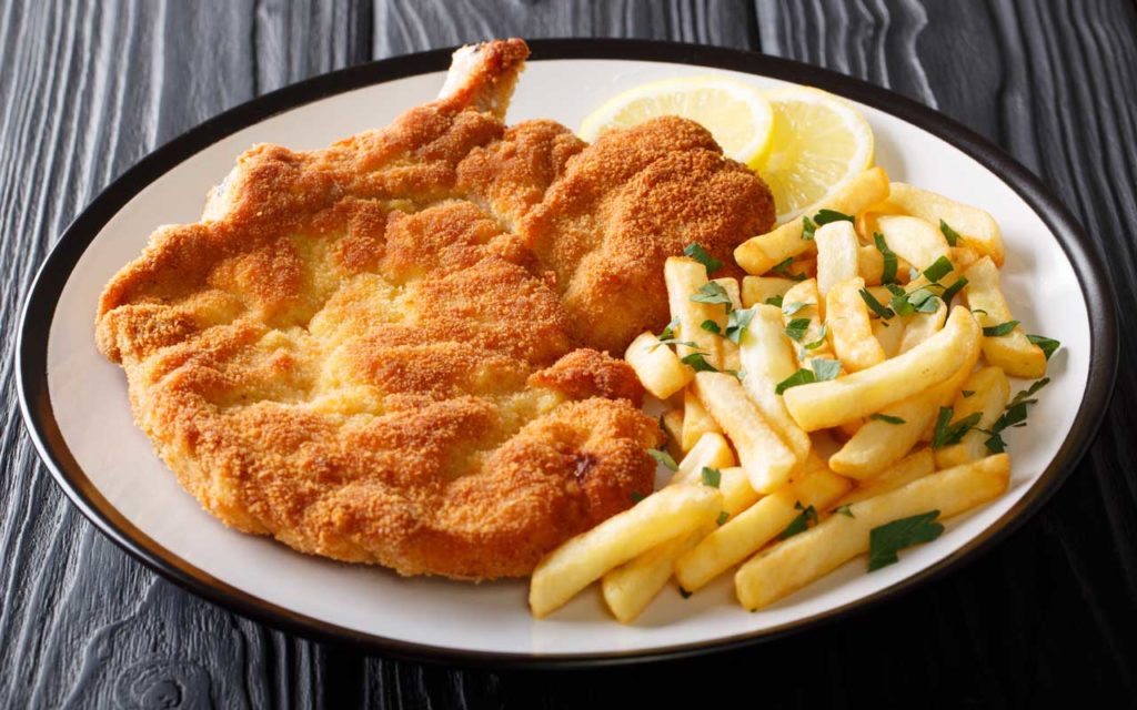 Argentinian Food: Milanesa con Papas Fritas (Escalope with French Fries) 