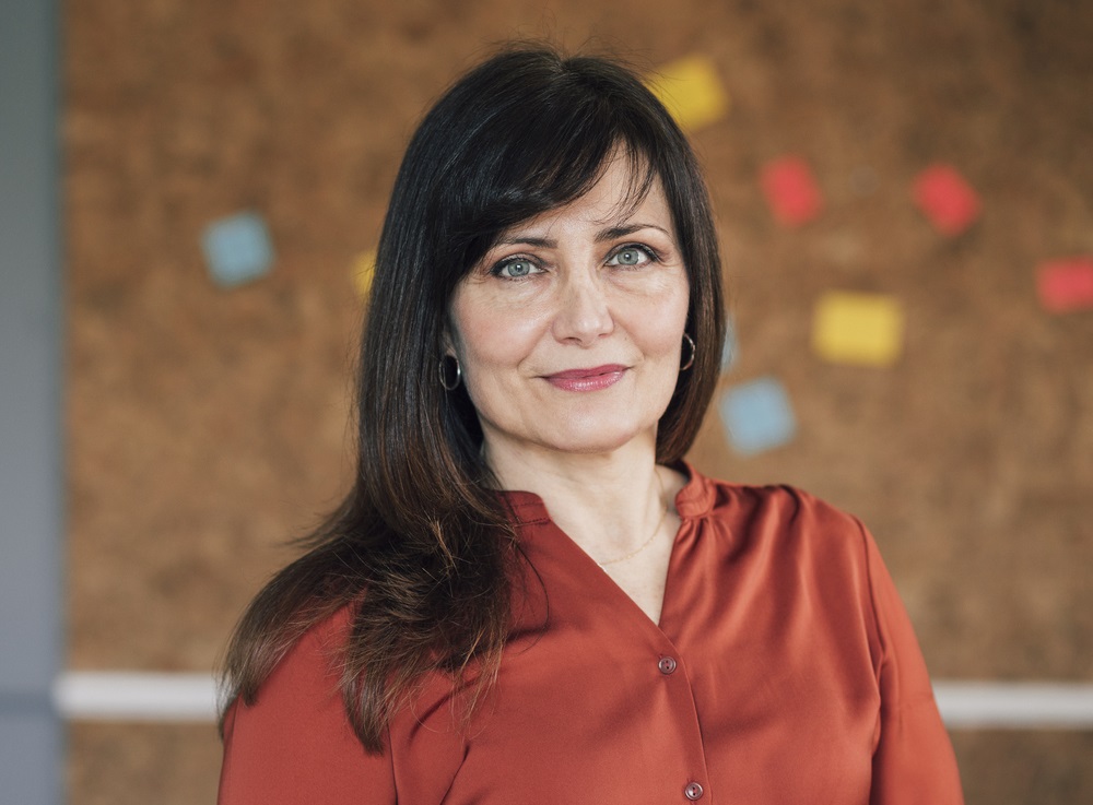 brunette hair with bangs for older women