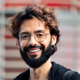 full beard style for men with glasses