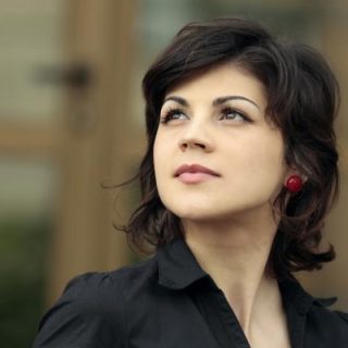 shoulder length wavy hairstyle