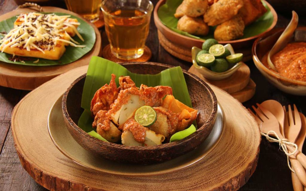 Indonesian Appetizer: Batagor (Fried Dumplings)
