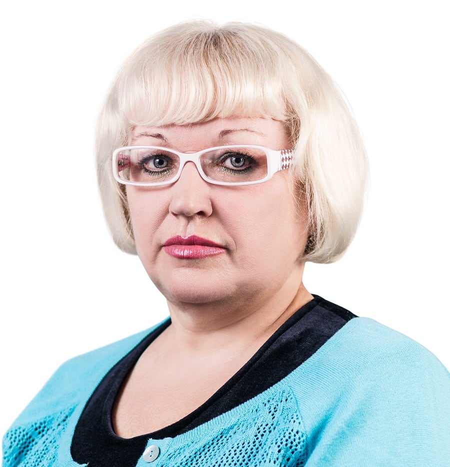 short blonde bob with glasses for fat face and double chin
