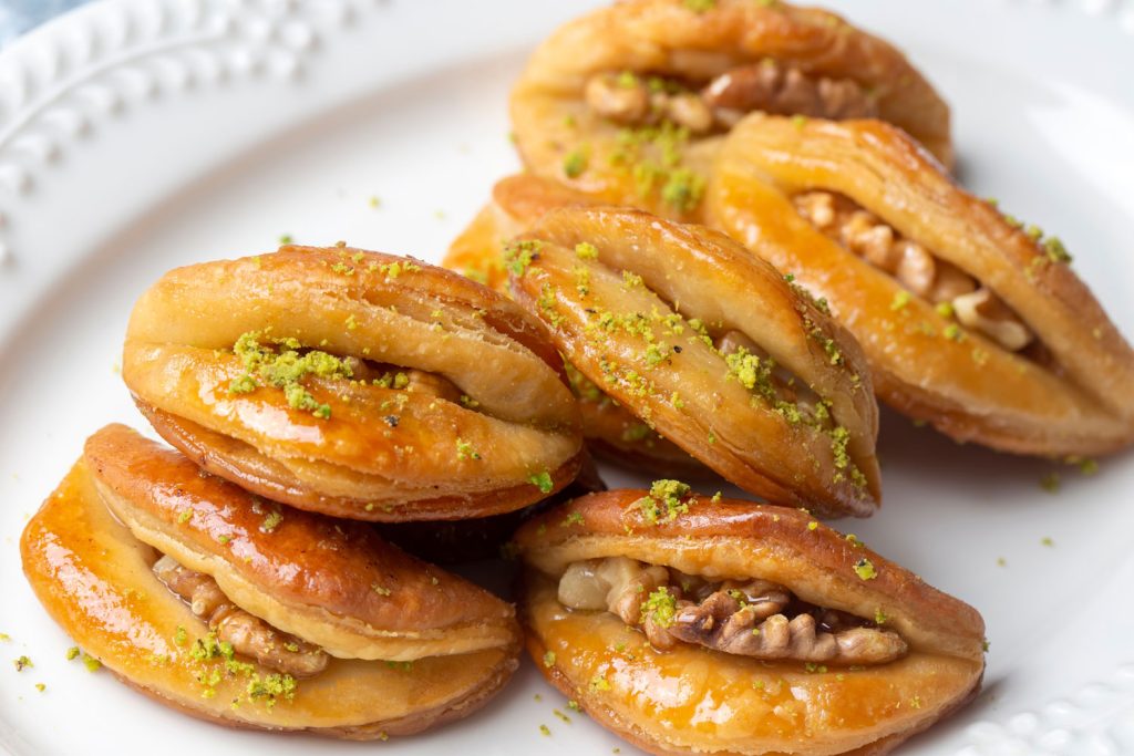 Dilber Dudağı (Lady Lips Dessert) filled with walnuts.