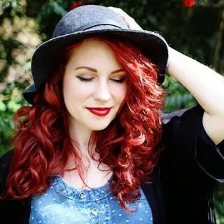 women with curly hair color