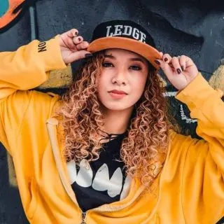 curly haircuts for round faces
