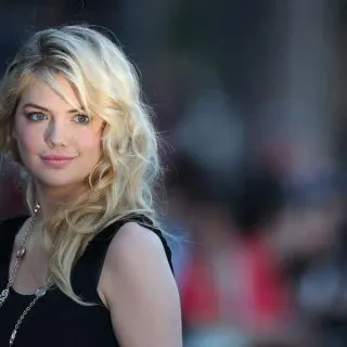 hairstyle for small face women