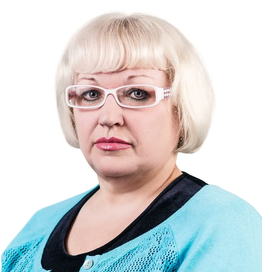 short blonde bob with glasses for fat face and double chin