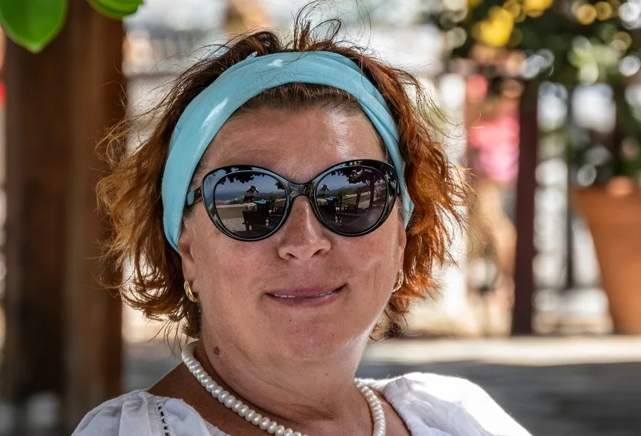 short brunette hair with headband for women over 50