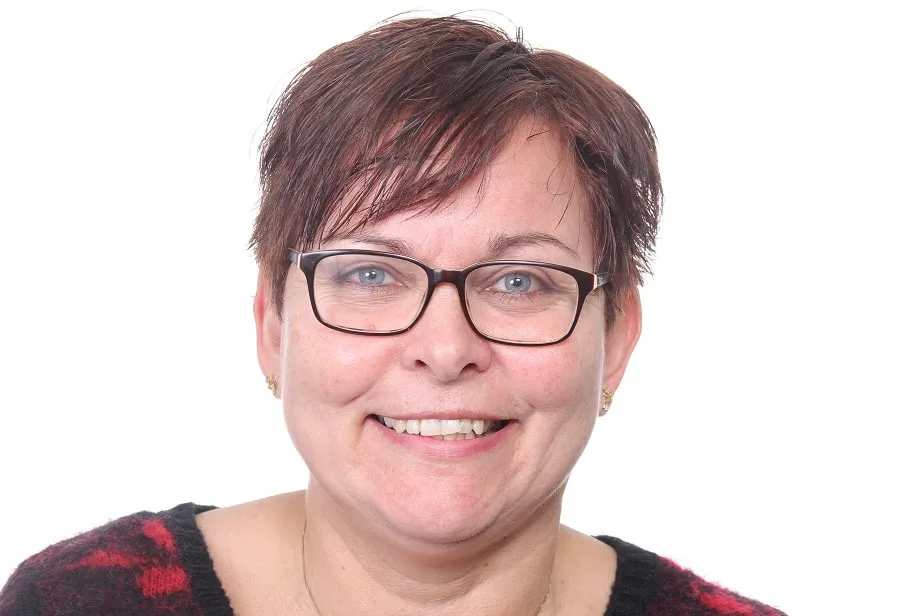 short brunette hairstyle for women over 50 with glasses
