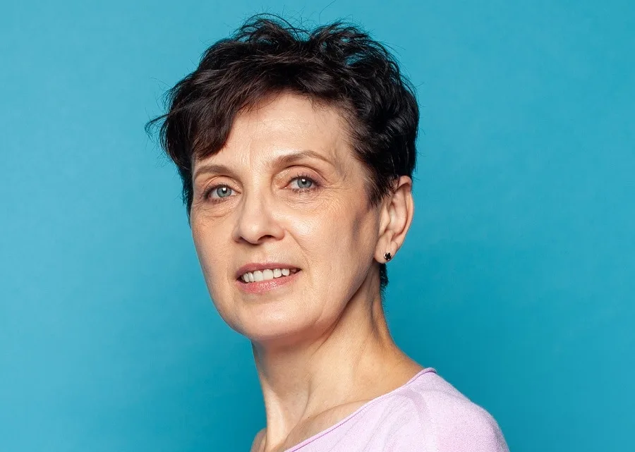 short curly brunette hairstyle for women over 50
