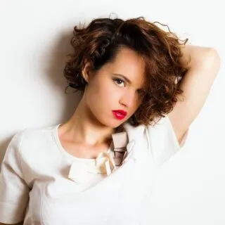 short curly hairstyle for round face women