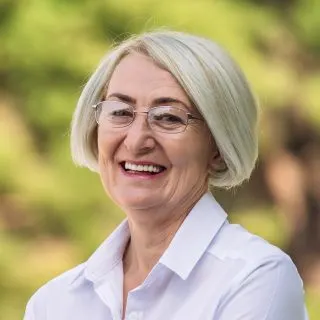 short hairstyle for women over 50 with glasses