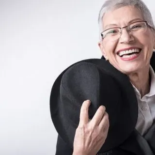 short hairstyles for women over 60 with glasses