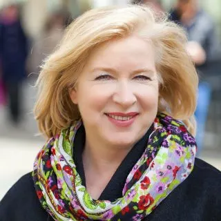 shoulder length hairstyle for women over 60